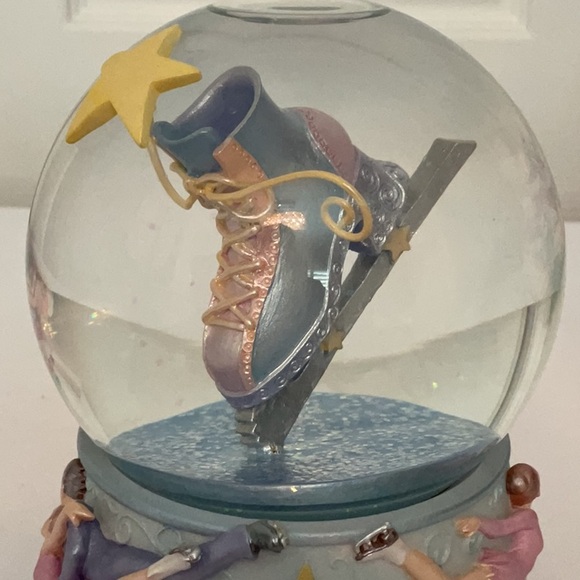 Twinkle Collectibles (Sankyo Musical) ~ Ice Skate Musical Snowglobe - Picture 7 of 14